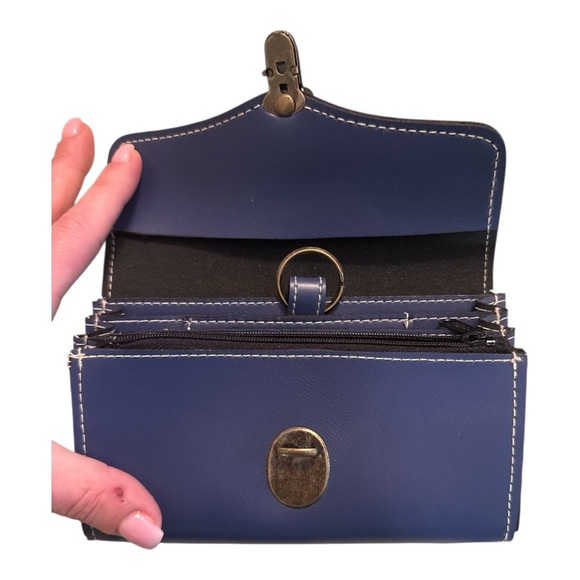 Elegant Blue Leather Clutch - Picture 4 of 4
